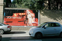 せっかく買った新車です。脇見はやめましょう。