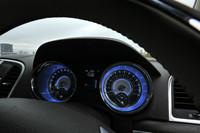 サファイアブルーのLED照明が大型の二眼メーターをクールにともす。