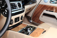 室内には「カナデル・パネリング」加工が施されたウッドパネルが使用される。