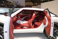 ドアの開き方もユニーク。