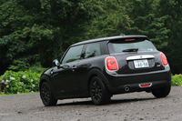 「MINI」のエントリーグレードにあたる「ONE（ワン）」。2014年7月に発売された新型は、1.2リッター直3ターボエンジンを搭載する。
    