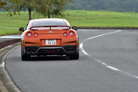 新設計のチタン合金製マフラー（電子制御バルブ付き）を採用。低回転走行時の排気音を低減できるエキゾースト・サウンド・コントロールが搭載された。