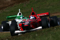 優勝した本山の背後に、周回遅れながらピタリとついて同ペースで走行する高木虎之介（後）。本山は、「（高木のマシンが）結構速かったので、先に行かそうかどうか迷った」とコメントした。