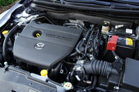 初代アテンザに積まれていた2.3リッター直4をボア・ストロークともに拡大した2.5リッター直4。欧州仕様は170psと23.0kgmで日本仕様の2.3リッターよりも8ps低く、1.1kgm高い。低中回転域での使い勝手を向上した設定だ。