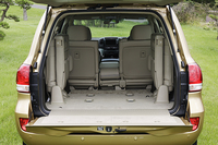 リアゲートは上下2分割で開閉する。3列シートを横に跳ね上げることで、荷室を拡大できる。（A）