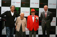 発表会場では、夢を叶えた2人の100歳のかたがゲストとして招かれた。100歳の舘岡寿美子さん（左から2番目）は琴の演奏が紹介され、現役の教育学博士でもある103歳の昇地三郎さん（同3番目）は黒田節の舞を披露するなど、2人のアクティブな様子に坂本龍一氏も感心しきり。