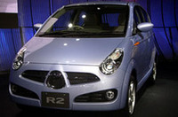 
	【写真上】壇上に立つ富士重工業の竹中恭二代表取締役社長
	【写真下】「R2」
	 