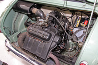 「三菱500スーパーデラックス」のエンジン。空冷直列2気筒OHV594ccから最高出力25ps/4800rpm、最大トルク4.2kgm/3400rpmを発生する。