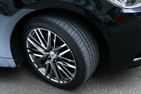 ホイールは、標準で写真の18インチアルミホイールとなる。光沢のある「スパッタリング塗装」が施される。