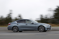 ボディーカラーは全8色。テスト車の「HAGANEブルー」は4万3200円のオプションとなっている。
    