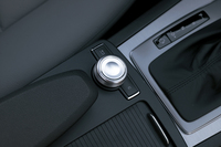 Sクラス同様、このコントローラーでナビやエアコンなどを操作する方式。画面のデザインや操作性など含めてSクラスに準拠する。
