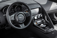 インテリアのデザインは基本的に「コンバーチブル」と共通。インストゥルメントパネルには8インチのタッチスクリーンを装備しており、「Fタイプ R クーペ」では、ここで「ダイナミックモード」の選択が可能となっている。