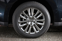 装着されるタイヤのサイズは前後とも235/55R18となる。
    