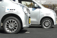 空気圧がゼロの状態のノーマルタイヤ（奥）とランフラットタイヤ（手前）の比較。今回、試乗用に用意されたスタッドレスタイヤは、先代「ワゴンR」のオプション品。現在ブリヂストンでは、このサイズのランフラットタイヤのラインナップはないとのこと。