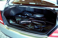 荷室容量は506リッター（VDA方式）。ご覧の通り、ゴルフバッグが3個積める。ちなみに、ライバルマークIIの荷室容量は439リッター