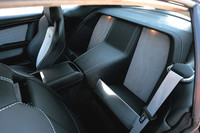 DB9は2＋2だが、DBSではリアシートは単なる荷物スペース。