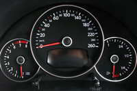 中央に速度計、左に回転計、右には燃料残量計を配置。（写真＝金子浩久）