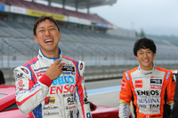 ドライビングレッスンのインストラクターは、現役のレーシングドライバーたち。写真は左から、SUPER GT選手権で活躍中の石浦宏明、国本雄資の両選手。
    