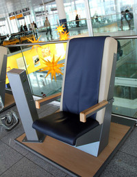 大矢アキオのデザイン賞その2。ミュンヘン空港ターミナル内のマッサージチェア。