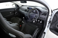 待望の右ハンドル仕様が導入された「メガーヌ ルノースポール」。タコメーターの盤面も従来の黄色から灰色に変更された。