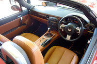 インテリアは、ほぼロードスターのまま。2009年モデルの購入者には、本木目調パネル（約10万円）がプレゼントされる。