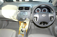 インテリアは「MITSUOKA」マークのエンブレムがステアリングホイール中央に備わるほどの小変更。