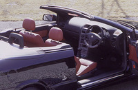 シルバーとブラックの外装色に設定された、赤のレザー内装。