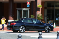 横浜市街を走る「ホンダ・アコード プラグインハイブリッド」。EV走行中は実に静かで、普段使いのチョイ乗りでは、一度もエンジンの音を聞かずに家までたどり着くことも。