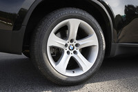 50iのタイヤサイズは、フロント：255/50R19、リア：285/45R19。