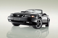 
	【写真上】「エクスプローラーセンテニアルエディション」
	【写真下】「マスタングセンテニアルエディション」コンバーチブル
	 