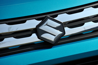 4代目「エスクード」には、ミリ波レーダーを用いた運転支援システム「レーダーブレーキサポートII」が標準装備される。