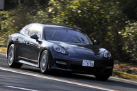 「パナメーラターボ」が0-100km/h加速に要する時間は、“並”の「911」や「ボクスター」を凌ぐ4.2秒。最高速度は303km/hに達する。