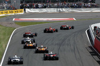 スタートシーン。ポールシッターのハミルトンに、ライコネンが追従。しかしこの日のライコネンに敵はいなかった。（写真＝Ferrari）
