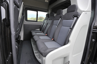 後列は4人掛け。シートは1脚ずつ独立しているが、リクライニングなどの調整はできない。また、乗員スペースとその後方の荷室は構造上隔離されており、室内から行き来することはできない。