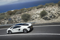 加速性能は0-100km/hが3.4秒で、0-400mは11.1秒。最高速は328km/h。