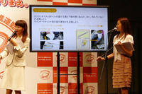 
    クルマの日常点検を説明するのはカーライフエッセイストの吉田由美さん（写真右）。
    