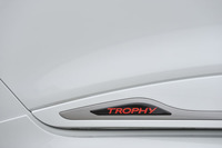リアドアの下部にあるサイドプロテクションモールにも、「TROPHY」のロゴが添えられる。