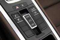 センターコンソールには、ルーフの開閉スイッチや、リアウイングおよびサスペンションの調節スイッチなどが並ぶ。