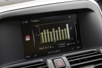 センターコンソールのカーナビ用モニターで、燃費の推移（写真）を含む、さまざまな車輌情報が確認できる。
    