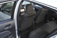 後席はクッションの長さが十分なので長時間座ってもつらくない。