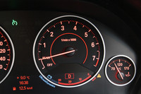 レッドゾーンは7000rpmから。その下方にはブルーの「EfficientDynamicsインジケータ」が置かれ、燃焼効率のよい運転ができていることをドライバーに知らせる。