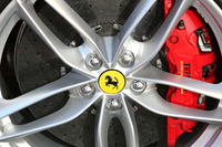 カーボンディスクブレーキはオプションとして用意される。
    