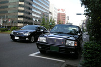 東京都内にて。フェンダーミラーが付いた「トヨタ・クラウンコンフォート」（写真右）。