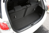ラゲッジルーム容量は最大幅が95mm拡がり、186リッターとなった。ゴルフバッグを横置きできるという。