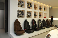 2階「アトリエ」に展示される、シート、ホイール、ブレーキキャリパーなどのサンプル群。