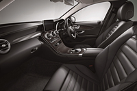 本革仕様車（内装色：ブラック）のインテリア。
    