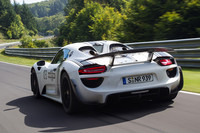 2011年5月に予約受付を開始した「918スパイダー」。当時のリリースによると、2013年9月18日に生産を、同年11月に納車を開始する予定とのこと。計画が順調なら、間もなく実車が披露されるはずだ。