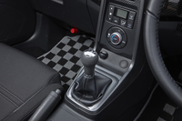 シフトフィールを向上させるため、5段MTには1速と2速にダブルコーンシンクロを採用。またMT仕様には、オプションでLSDも用意している。