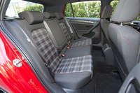 新型では後席の居住性が改善されており、4ドア仕様の場合、後席の膝まわりの余裕は15mm広げられている。
    