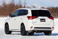 プラグインハイブリッドシステムが搭載される「アウトランダーPHEV」。ガソリン車ではオプション扱いの「S-AWC」が標準装備となる。